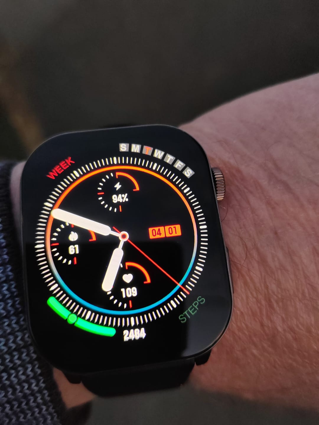 Montre connectée GardPro au poignet, affichant un cadran coloré avec données santé, appréciée pour ses performances et sa bonne autonomie par Eugene M.